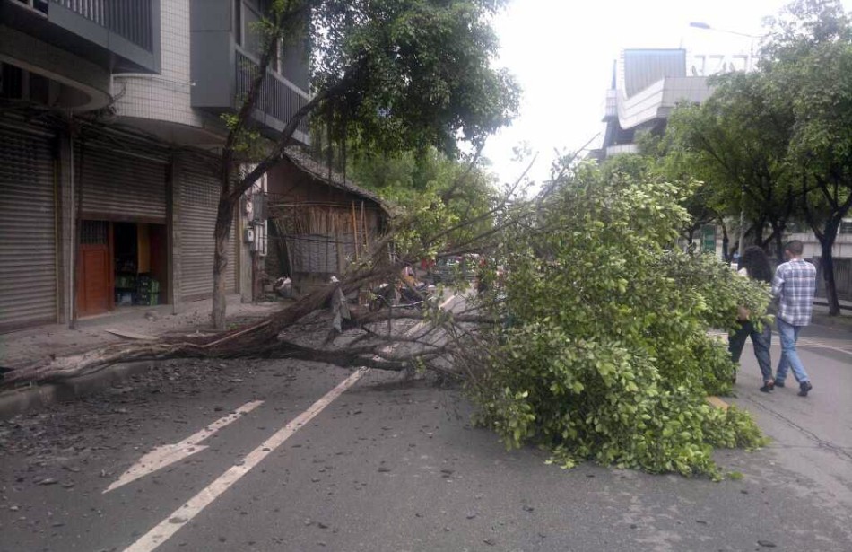 四川雅安地震現場 一片狼籍