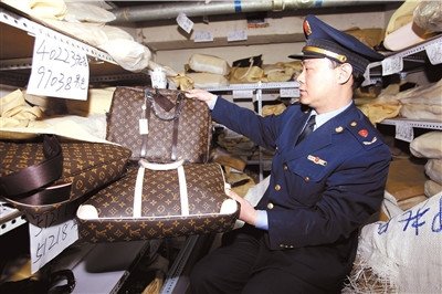 地鐵通道內(nèi)現(xiàn)假貨庫房 LV愛馬仕應(yīng)有盡有（圖）