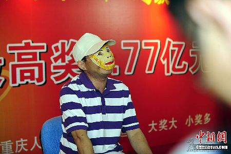 彩民戴孫悟空面具領(lǐng)走1.7億元 捐500萬做慈善