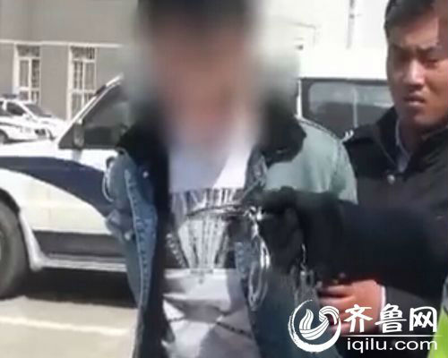 實拍：濟南寶馬車掛假牌險帶倒女警 車內發現手銬