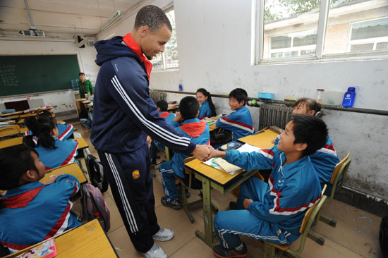 金州勇士隊隨“NBA關(guān)懷行動”走進北京臺京學(xué)校