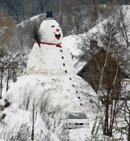 交通錐標作鼻子 波蘭打造世界最大雪人
