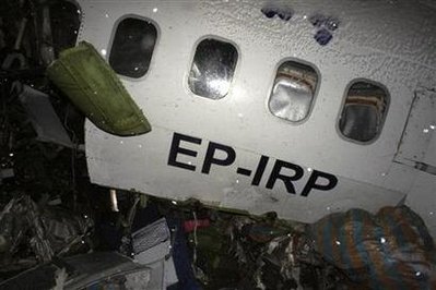伊朗飛機墜地斷為三節(jié) 深埋積雪之中(圖)