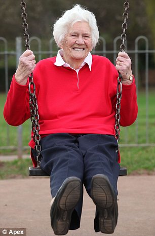 英閏年生百歲老人迎來第25個生日 生活規律健康樂觀
