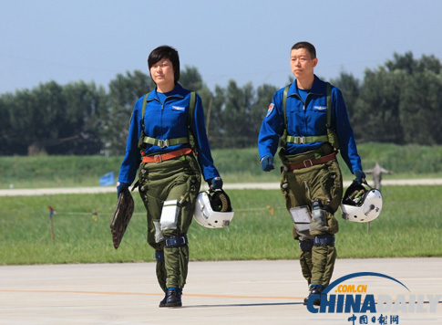 空軍女飛行員順利完成殲-10戰(zhàn)機(jī)首次單飛