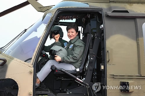 韓國女總統親自乘駕首款國產軍用直升機