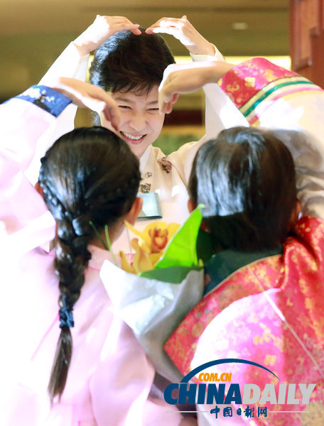 樸槿惠著韓服印尼見(jiàn)同胞 與兒童組愛(ài)心顯清純（圖）