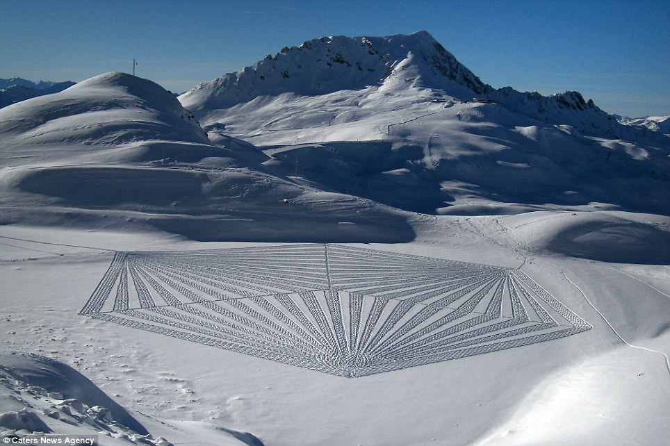 英國藝術家僅用指南針 在雪地上走出嘆為觀止作品