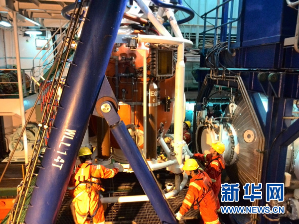 中國首次人工潛入300米深海“龍宮”探摸成功