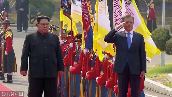 歷史時刻！金正恩跨過“三八線”與文在寅握手，還帶上了冷面！