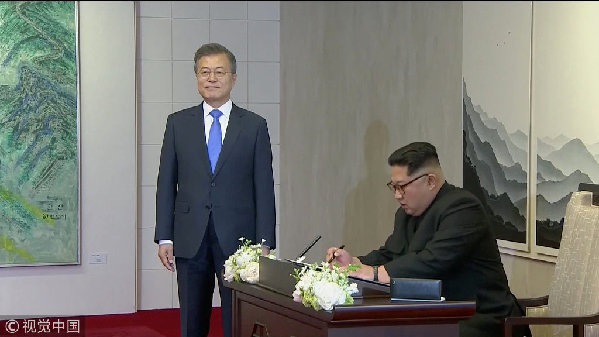歷史時刻！金正恩跨過“三八線”與文在寅握手，還帶上了冷面！