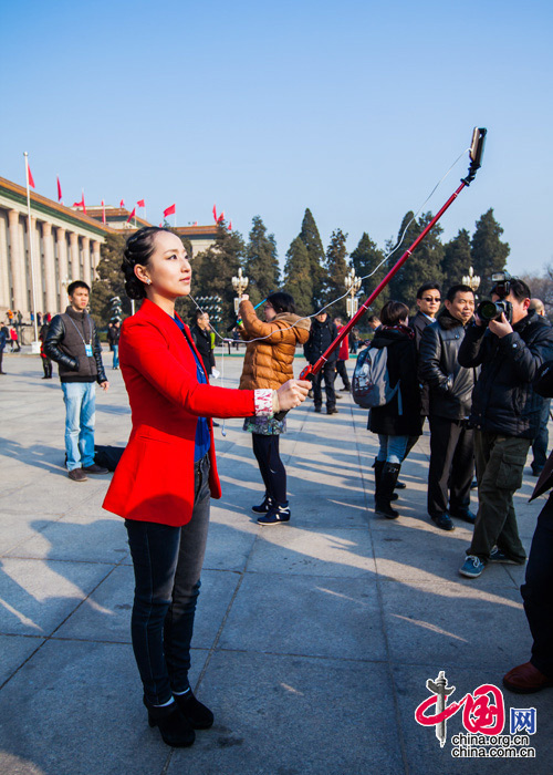 直擊兩會(huì)紅衣美女：上會(huì)女記者為什么喜歡穿紅色
