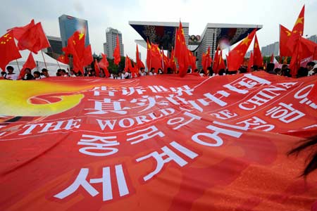 Overseas Chinese cheer for the Olympic torch relay in Seoul, South Korea，April 27, 2008. Seoul is the 17th stop of the 2008 Beijing Olympic Games torch relay.