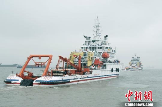 執行“神舟十號”飛船發射海上保障任務的救助船啟航